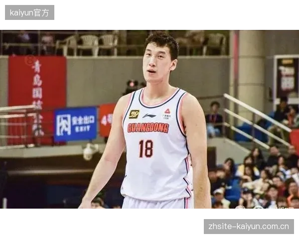 广东宏远在季后赛首轮遭遇同城兄弟广州队，历史战绩占优但不可轻敌。